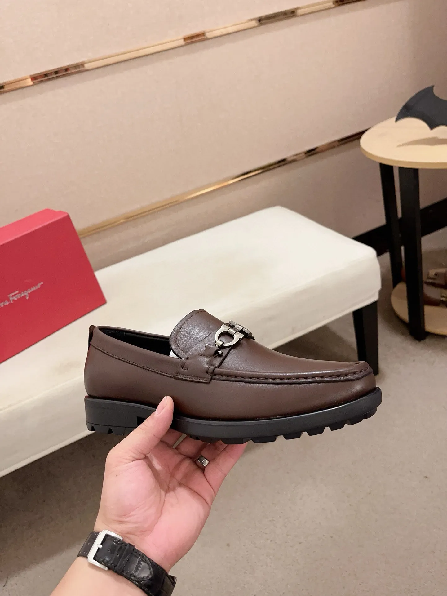 Men's shoes💰: 560💰 High version Ferragamo quality! 🆕🆕Exclusive hot-selling products in stock🔥🔥New products on the shelves, high-quality shoes, high-end driving shoes, with complete packaging! 💪 💪 Material: imported patented cowhide 🐂 + imported high-quality water-dyed cowhide lining + wear-resistant outsole 👍🏻👍🏻 Features: high-end and comfortable, purely handmade 🚀 🚀 Create the perfect shoes that suit you best 🔥 🔥 Size: (38-44) Can be customized 45 non-returnable!